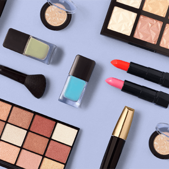 Icon Make-up – Schminkpinsel, Lidschatten und Lippenstift als Symbol für dekorative Kosmetik von Look by Bipa