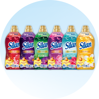 Sechs Silan Weichspüler in bunten Flaschen & Duftvarianten vor hellblauem Hintergrund – Aromatherapie für Wäsche. - Link zur Markenseite/Aromatherapie