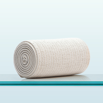 Eine Verbandsrolle vor hellem Hintergrund.