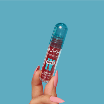 Hand mit pinken Nägeln hält NYX Lip Oil mit blauem Deckel – feuchtigkeitsspendende Lippenpflege, Beauty-Trend 2025.