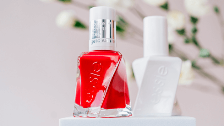 Essie Nagellack in Rot und Weiß vor Blumen – Beauty-Produktfoto für BIPA, ideal für Nagelpflege und Farbauswahl.