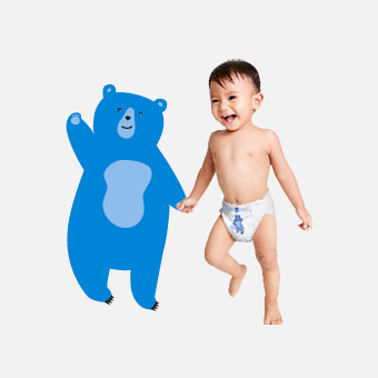 Kind mit Windel neben blauem Bären – Kategorie für Babywindeln, Feuchttücher und sanfte Reinigung.