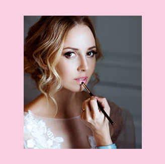 Make-up Artist schminkt Braut mit blonden Haaren und weißem Kleid – Hochzeitsvorbereitung, Brautstyling, Beauty-Service