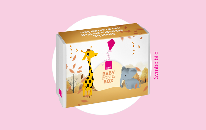 BIPA Baby Bonus Box mit Giraffe & Elefant auf rosa Hintergrund – Gratisbox für Eltern & Neugeborene entdecken.