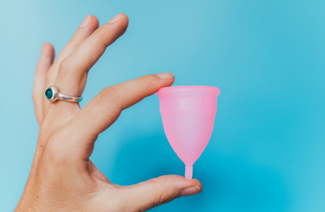 Das Bild zeigt eine Menstruationstasse