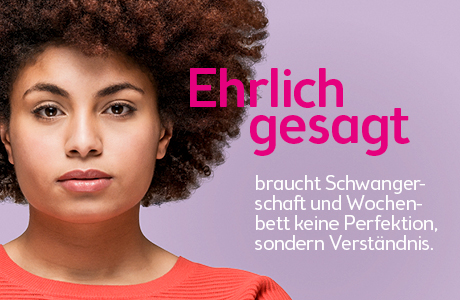 Frau vor rosa lila, Text: ehrlich gesagt braucht Schwangerschaft und Wochenbett keine Perfektion, sondern Verständnis