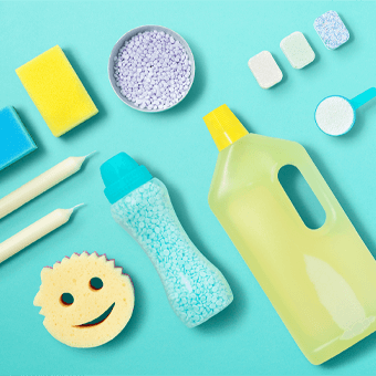 Reinigungsprodukte wie Schwämme, Sprühflaschen und Waschmittel – Sauberkeit leicht gemacht im Haushalt.