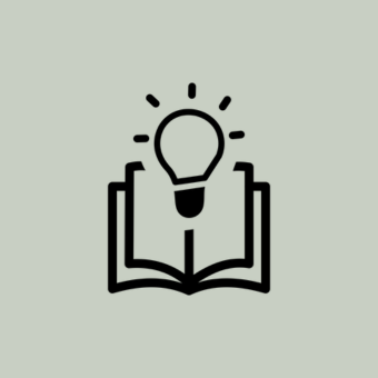 Icon Buch mit Glühbirne auf grünem Hintergrund.