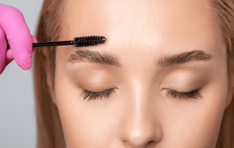 Zeigt Frau bei einer Augenbrauenbehandlung - Link zum Blogartikel Soap Brows