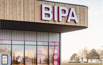 Modernes BIPA-Geschäft mit großen Fenstern – zentrales Energie-Steuerungssystem für effizienten Energieverbrauch