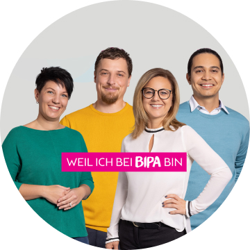 Vier Personen, eine mit Schild ‚Weil ich bei Bipa bin‘ – Fokus auf Mitarbeitende und Teamkultur im Unternehmen.