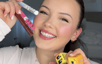 Nahaufnahme von Influencerin Magadalena Stefancic mit verschiedenen Make-up Produkten. Copyright: Magdalena Stefancic