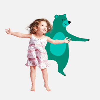 Kind im Schlafanzug neben grünem Bären – Kategorie für Babyzubehör wie Waschlappen, Aufbewahrung & mehr.