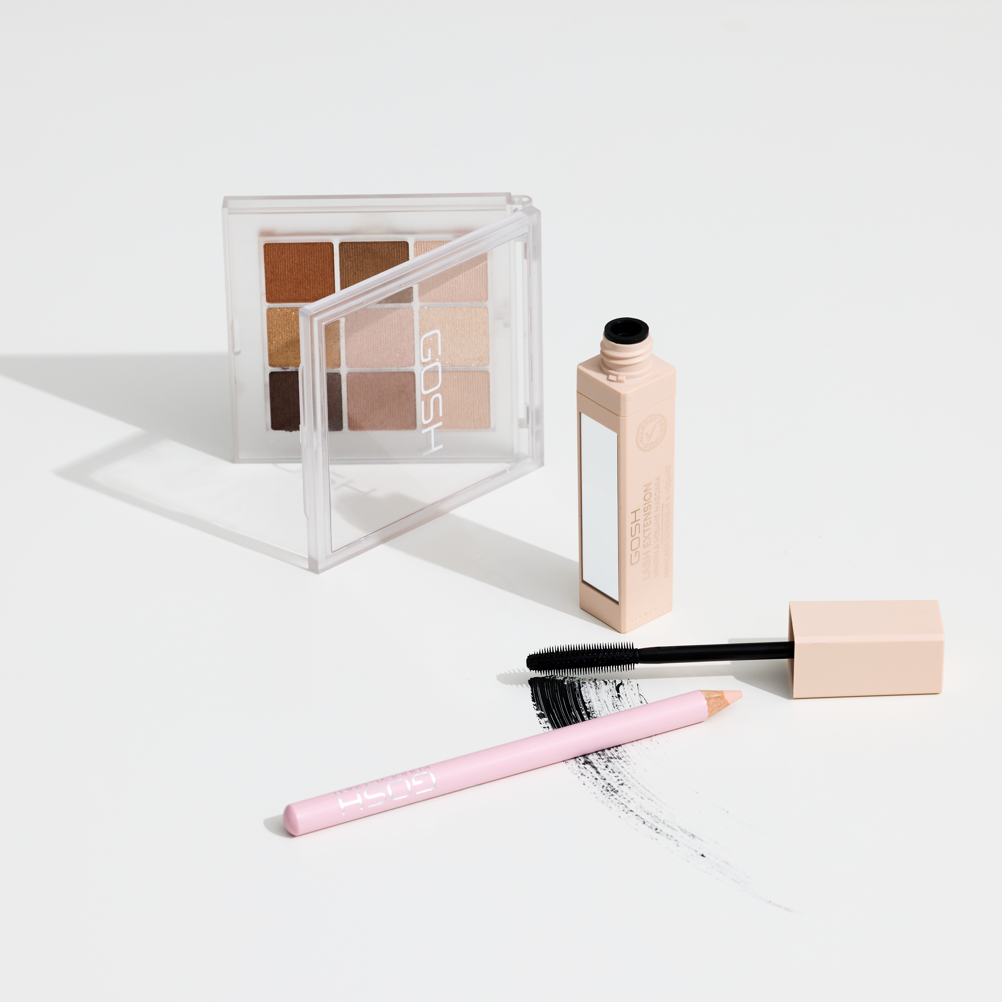 Make-up-Set mit Lidschattenpalette, Mascara & Eyeliner auf weißem Hintergrund – Beauty-Essentials für dein Augen-Make-up.