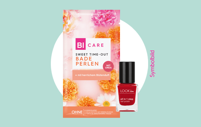 BI CARE Badeperlen Sweet Time-Out mit Urea und Blütenduft, daneben roter LOOK BY BIPA Nagellack.
