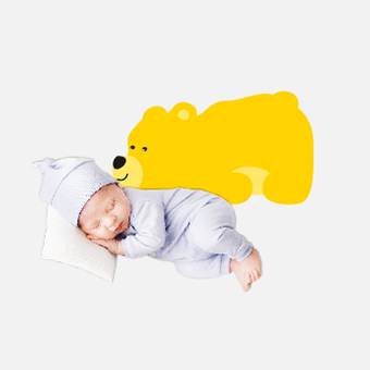 Baby liegend neben gelbem Bären – Kategorie für Babybad, Pflegeprodukte und sanfte Hautreinigung.