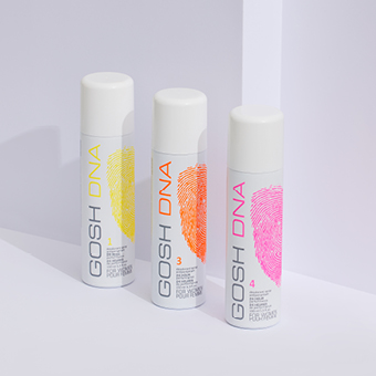 Drei GOSH DNA Deodorant-Sprays in Weiß mit bunten Fingerabdruck-Designs in Gelb, Orange und Pink. Link zur Markenseite/Deo