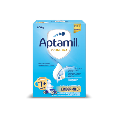 Aptamil Kindermilch Produktbild mit blauem Hintergrund – Milchgetränk für Kleinkinder ab 1 Jahr. - Link zu Markenseite/Kindermilch