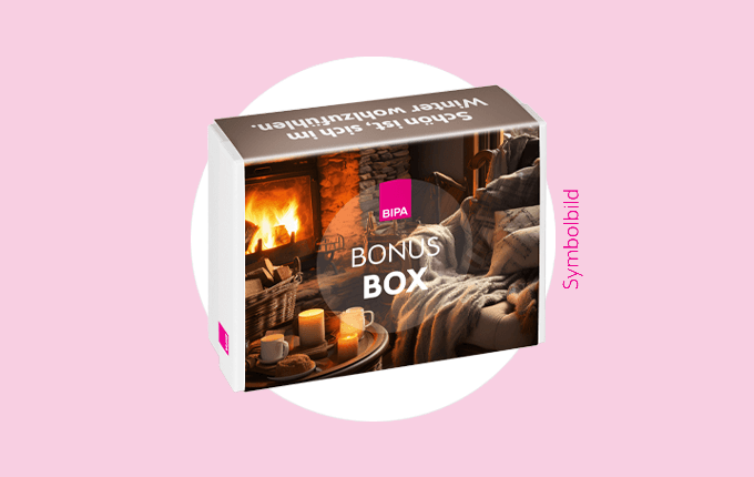 BIPA Bonus Box mit gemütlichem Wintermotiv, Kaminfeuer und Tee – exklusive Vorteilsbox für Wohlfühlmomente.