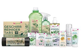 Verschiedene bi good Produkte für den Haushalt und Pflege vor weißem Hintergrund.