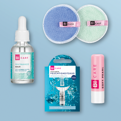 BI CARE Hautpflege: Serum, Reinigungspads, Lippenpflege & Gesichtsmaske auf hellblauem Hintergrund.