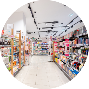 Supermarktgang mit Kamerasymbol – Datenschutzerklärung Videoüberwachung.