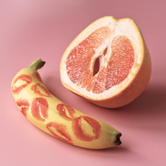 Grapefruit in Herzform – Symbolbild für Liebe, Sinnlichkeit und natürliche Pflegeprodukte. - Link zu Sexspielzeug für Männer