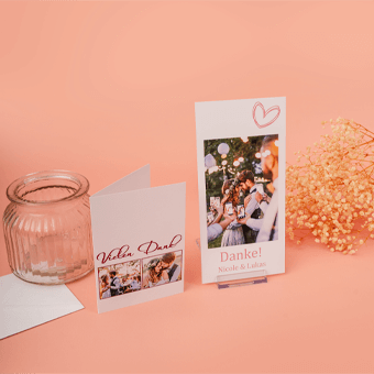 Hochzeits-Dankeskarten mit Fotos und ‚Danke! Nicole & Lukas‘ auf Pfirsich-Hintergrund mit Trockenblumen