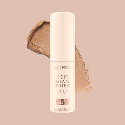 Catrice Soft Glam Filter Stick auf hell braunem Hintergrund