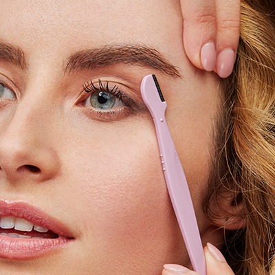 Präzise Gesichtshaarentfernung und Augenbrauenpflege mit Beauty-Tool für Frauen - Link zu Wilkinson Frauen Gesicht