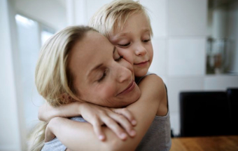 Frau umarmt Kind – Unterstützung für Frauen, Mütter und Kinder in schwierigen Lebenssituationen durch Caritas