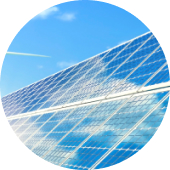 Solarpaneele unter blauem Himmel – nachhaltige Energiegewinnung und Engagement für Klima- und Umweltschutz.