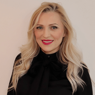 Abbildung von Moni vor weißem Hintergrund