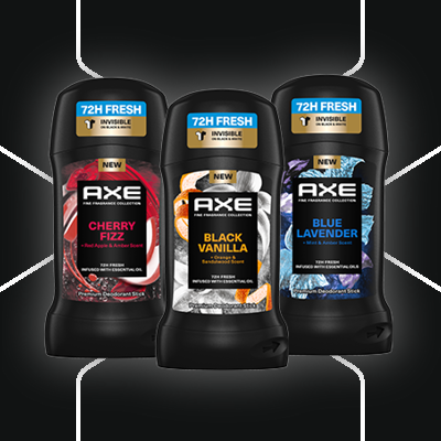 AXE Body Spray, Duschgel und Deo im Kreis angeordnet – Gesamtes Sortiment auf schwarzem Hintergrund. - Link zur Markenseite/Dusche