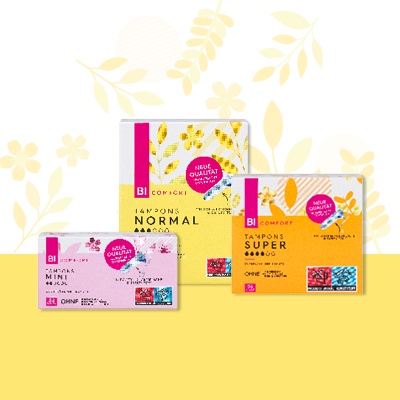 Drei Packungen Damenbinden in Normal, Super und Slipeinlagen – farbig, mit Blumenmotiv, für individuellen Periodenschutz.