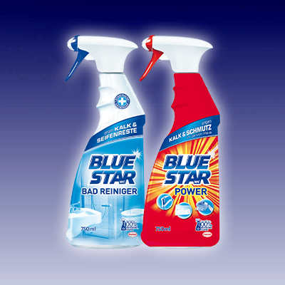 Zwei Blue Star Reinigungsmittel: Badreiniger in Blau-Weiß & Power-Reiniger in Rot-Blau vor blauem Hintergrund. Link zur Markenseite/Bad und Power Reiniger