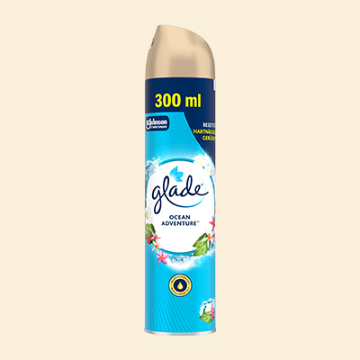 Glade Raumspray Ocean Adventure 300 ml in blau-goldenem Design – beseitigt hartnäckige Gerüche und sorgt für Frische.