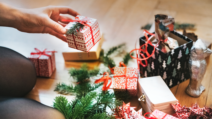 Hände tauschen kleine Geschenke – kreative Wichtelgeschenke für Freunde, Kollegen & Familie