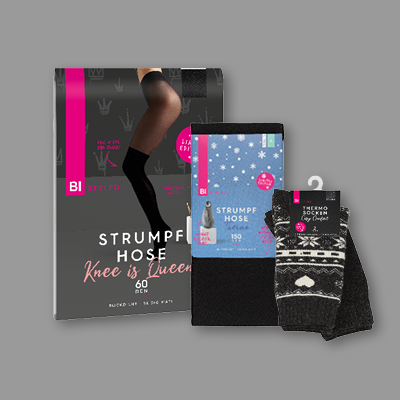 Drei Paar Strumpfhosen & Socken auf grauem Hintergrund – warme Winterstrumpfhosen & Kniestrümpfe für kalte Tage & Komfort.