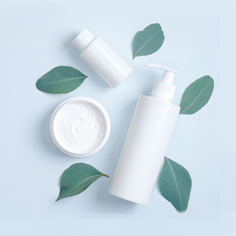 Deo, Lotion und Naturblätter – Männerpflegeprodukte für tägliche Frische und gepflegtes Aussehen.