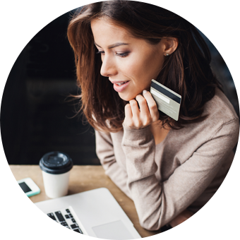 Person hält Kartenlesegerät – Datenschutzerklärung für Kartenzahlung.