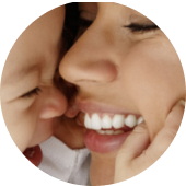 Unscharfe Darstellung von Menschen – Hinweis auf gesellschaftliches Engagement und soziale Verantwortung.