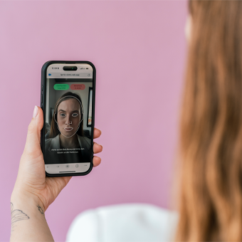 Person führt Hautanalyse mit Smartphone durch – digitale Hautpflege, Hautdiagnose, Beauty-Tech, mobile Hautanalyse