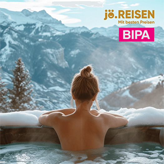 Person entspannt im Whirlpool mit Bergblick – jö.REISEN & BIPA Werbung