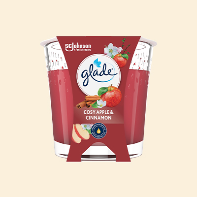 Glade Duftkerze Cosy Apple & Cinnamon im Glas mit Apfel- und Zimt-Dekor für gemütliche Raumduft-Atmosphäre.