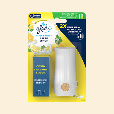 Glade Duftkerze Cosy Apple & Cinnamon im Glas mit Apfel- und Zimt-Dekor – sorgt für gemütlichen Raumduft im Winter.