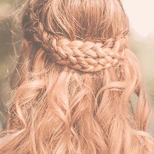 Icon Haarpflege mit Zopf – Shampoos, Conditioner und Stylingprodukte für gesundes, glänzendes Haar.