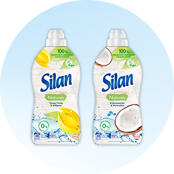 Zwei Silan Naturals Weichspüler mit Zitronen- und Kokosduft vor blauem Hintergrund – natürliche Frische & Pflege. Link zur Markenseite/Naturals