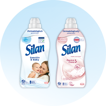 Zwei Silan Sensitiv Weichspüler mit Mandelmilch & Aloe Vera vor blauem Hintergrund – sanfte Pflege für empfindliche Haut. - Link zur Markenseite/Sensitiv