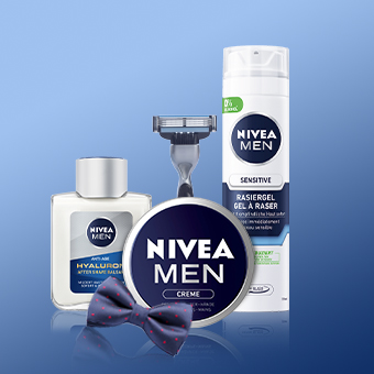 NIVEA MEN Produkte wie Aftershave, Creme, Duschgel & Rasierer mit Fliege auf blauem Hintergrund. - Link zur Markenseite/Männerpflege